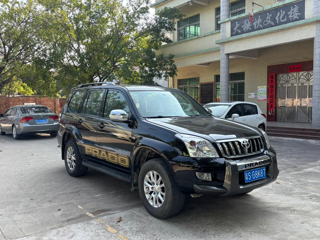 Toyota Prado 2.7L 4WD (8 places)
